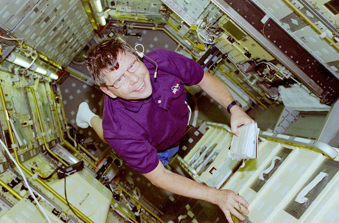 Crouch an Bord des Space Shuttle