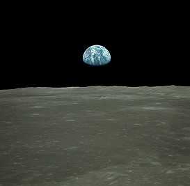 Erde über dem Mondhorizont