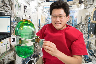 Kanai works with the SPHERES experiment