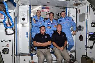 Crew ISS-63 mit den gerade angekommenen Astronauten von Dragon SpX-DM2
