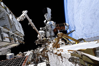 ISS mit Crew Dragon (während der EVA am 26. Juni 2020)