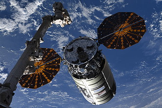 Cygnus NG-16 vor dem Einfangen durch den Greifarm