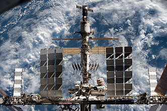 SpaceX Crew-2 umfliegt die ISS