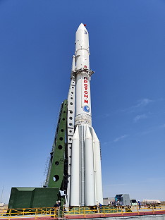Proton-M-Rakete mit Nauka auf der Spitze auf der Startrampe