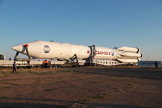 Proton-M-Rakete mit Nauka auf der Spitze auf dem Weg zur Startrampe