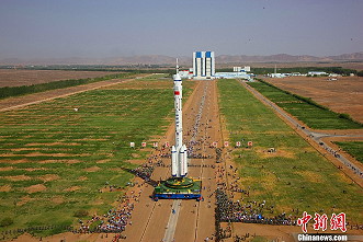 Shenzhou-10 auf dem Weg zur Startrampe