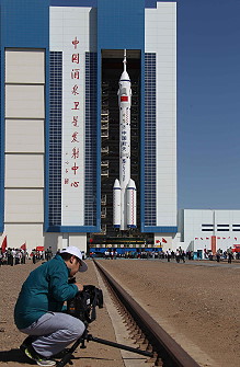 Shenzhou-9 auf dem Weg zur Startrampe