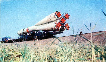 Soyuz 19 rollout