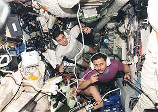 Sojus TM-27 an Bord der Mir