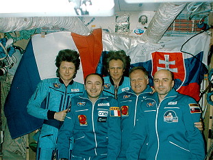 Sojus TM-29 an Bord der Mir