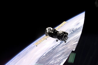 Sojus TM-32 vor der Ankopplung