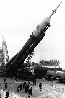 Soyuz TM-9 erection