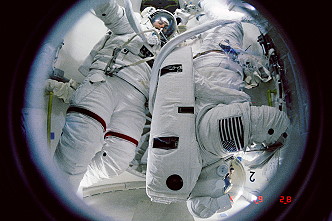 Ross und Spring in der Luftschleuse