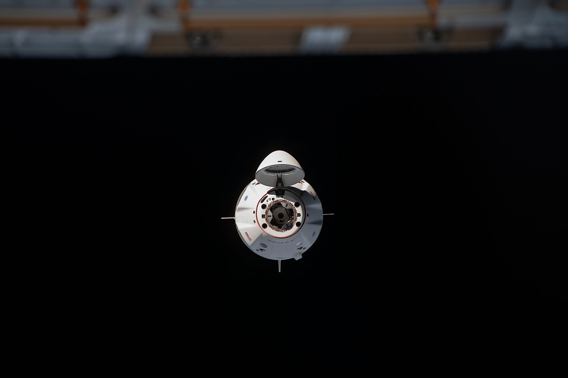 SpaceX Crew-1 vor der Kopplung mit der ISS