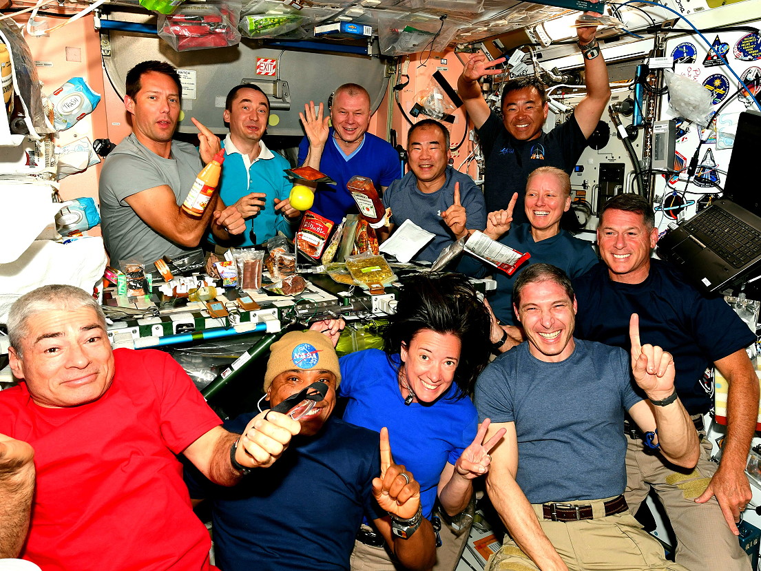 Abendessen mit allen 11 Crewmitgliedern