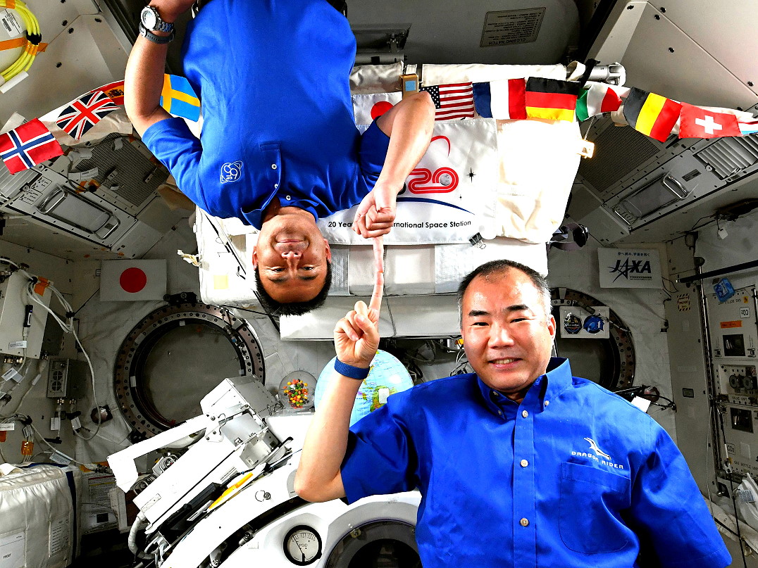 Japanische �bergabe von Soichi Noguchi an Akihiko Hoshide