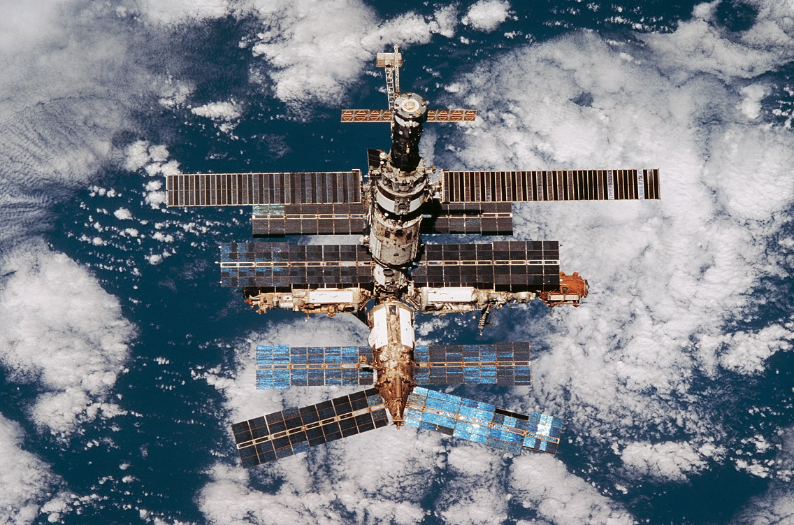 Mir von STS-81 aus gesehen