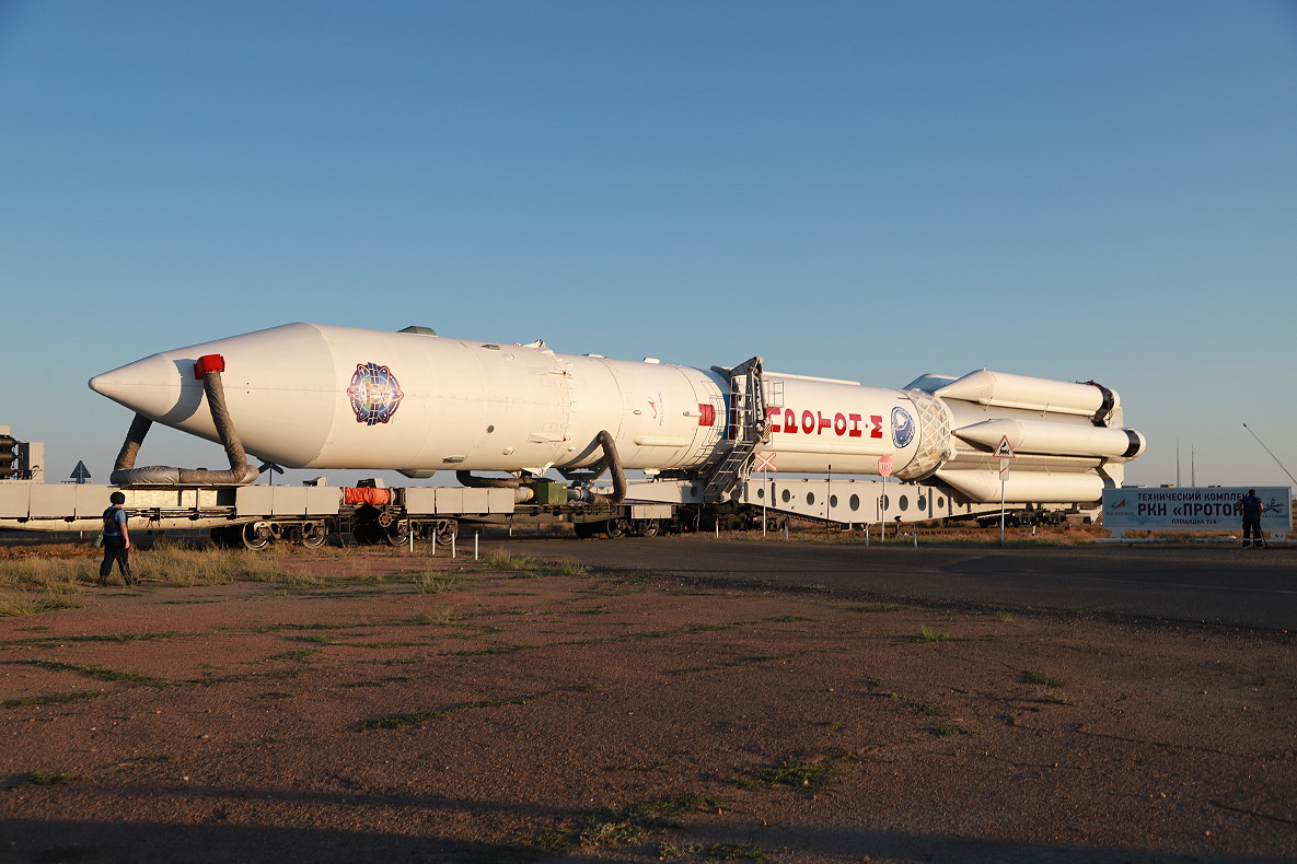 Proton-Rakete mit Nauka auf der Spitze auf dem Weg zur Startrampe