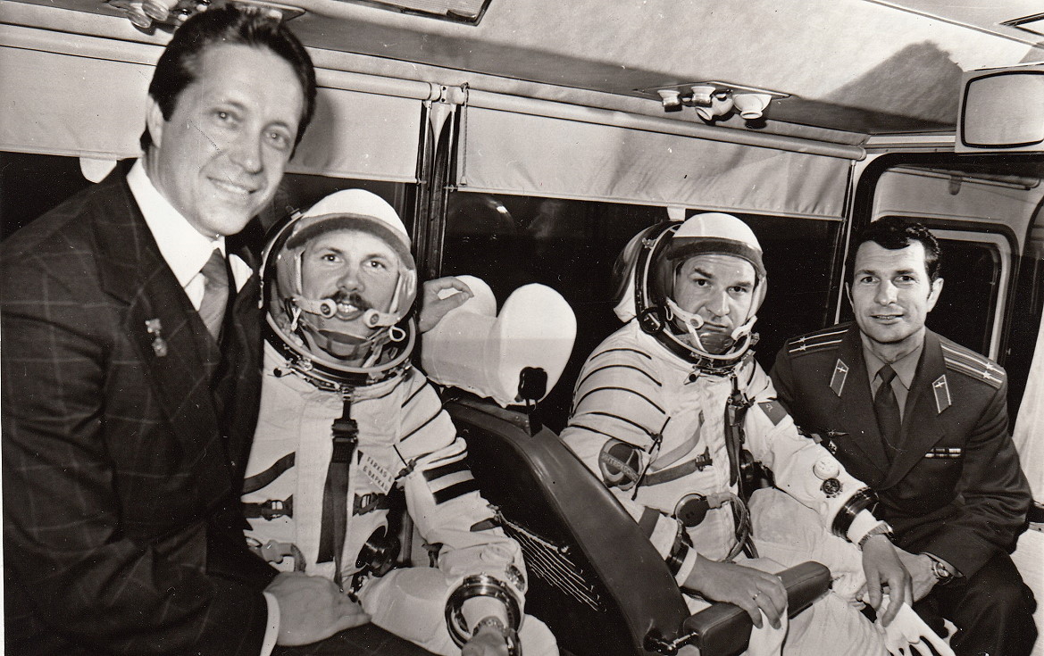 Crew Sojus 36 im Bus zusammen mit der Mannschaft Sojus T-2