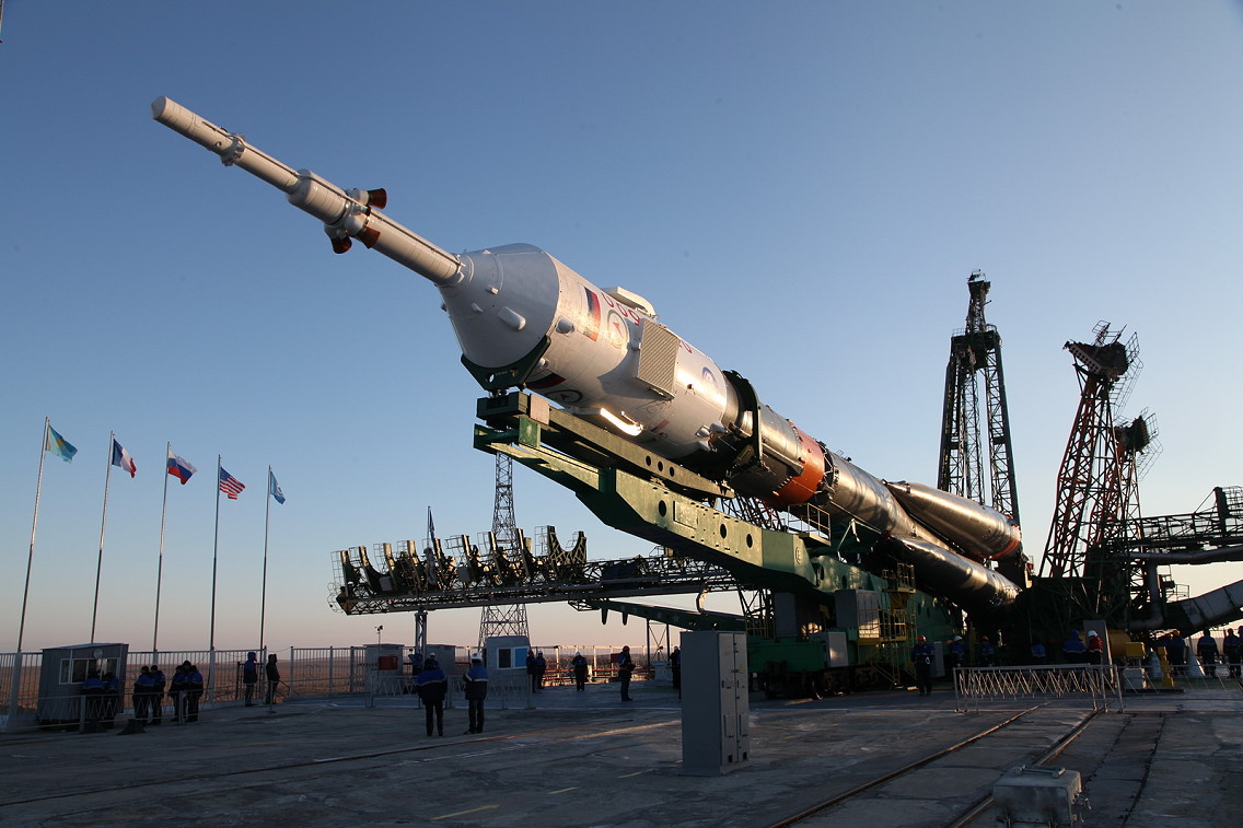 Soyuz MS-03 erection