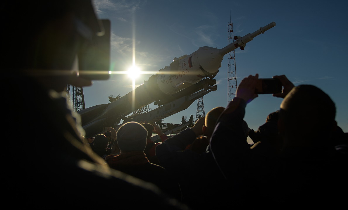Soyuz MS-10 erection