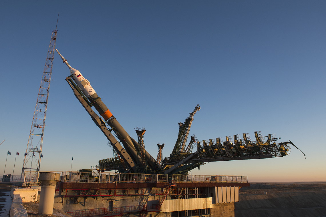 Soyuz MS-11 erection
