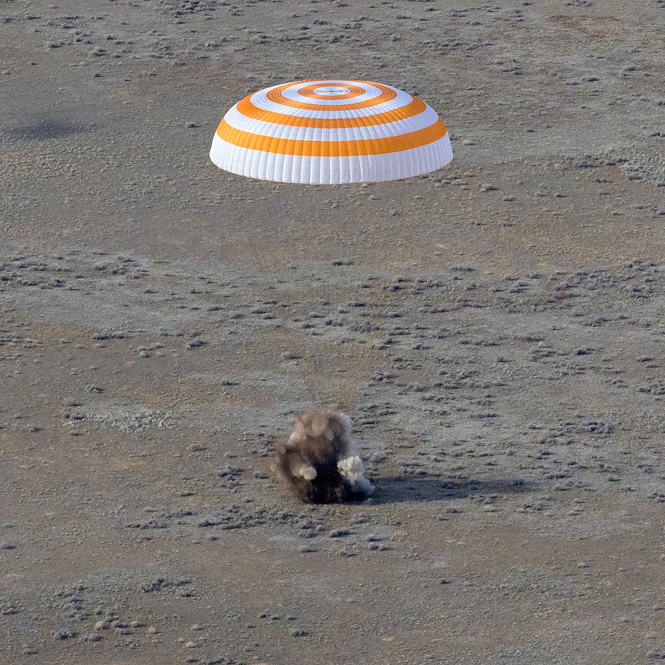 Soyuz MS-19 landing