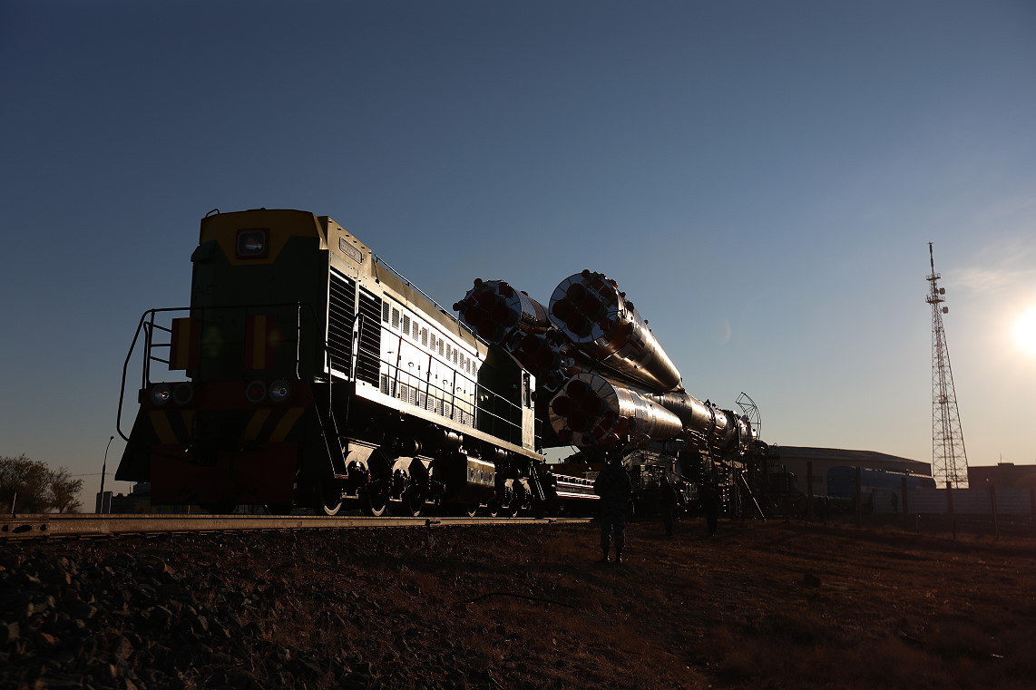 Sojus MS-19 auf dem Weg zur Startrampe