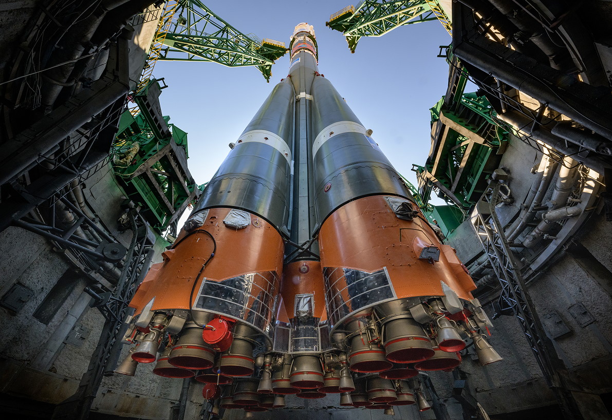 Soyuz MS-22 erection