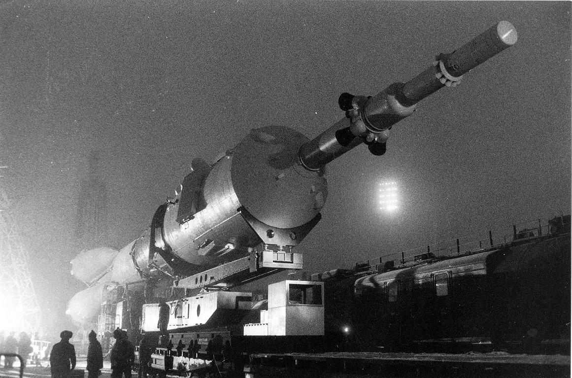 Soyuz TM-9 rollout