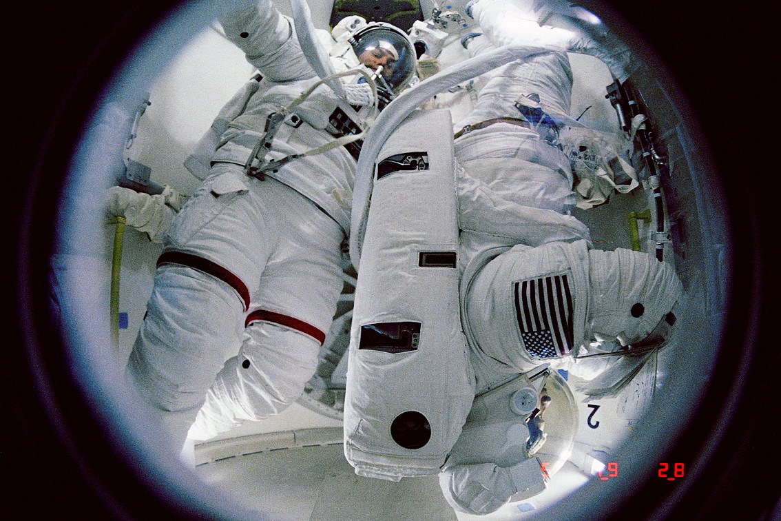 Ross und Spring in der Luftschleuse