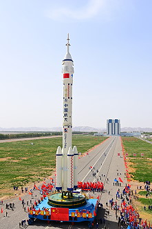 Shenzhou-16 auf dem Weg zur Startrampe