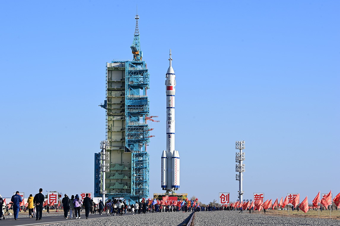 Shenzhou-19 rollout