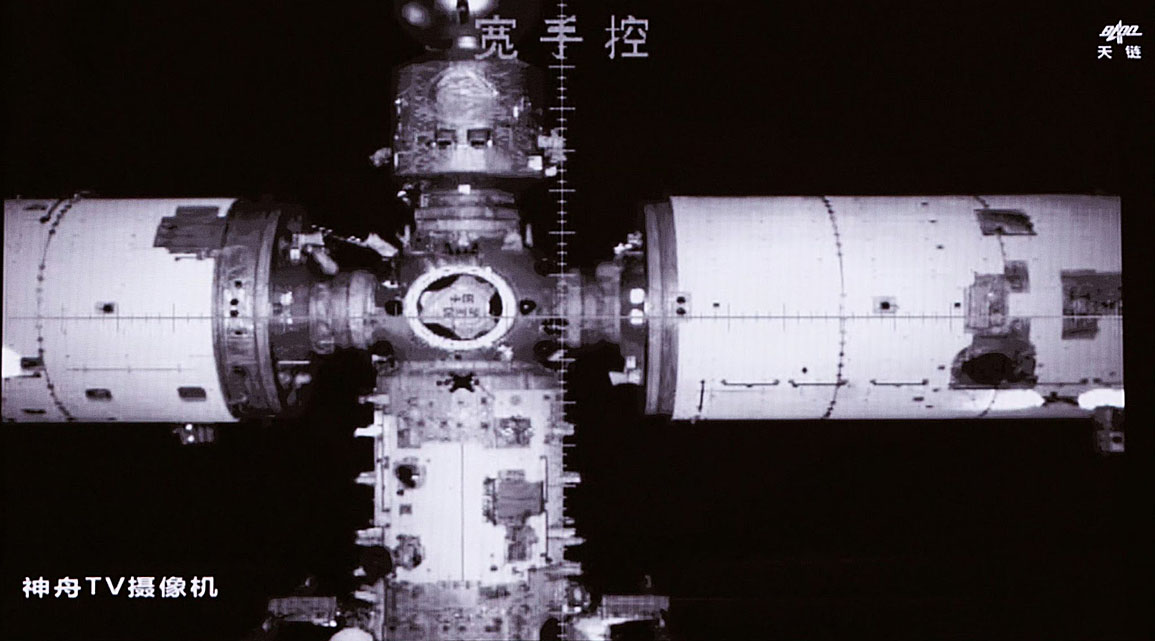 Docking to Tiangong