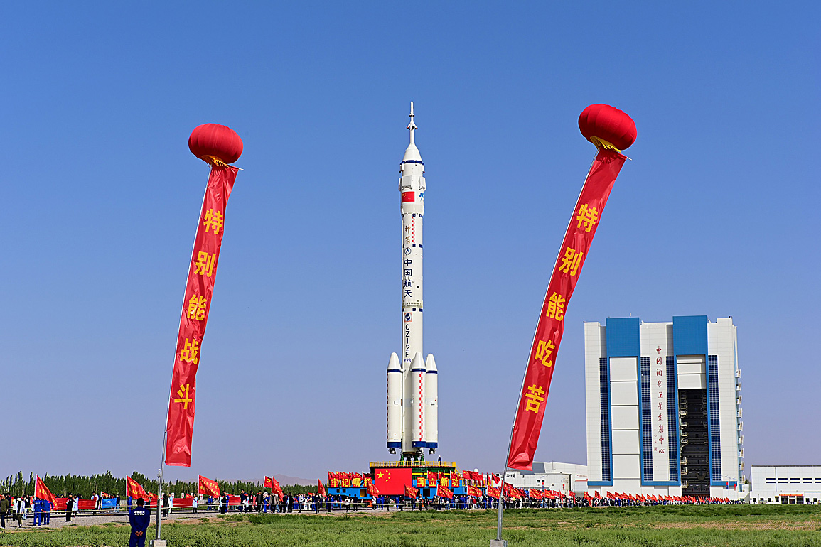 Shenzhou-23 rollout