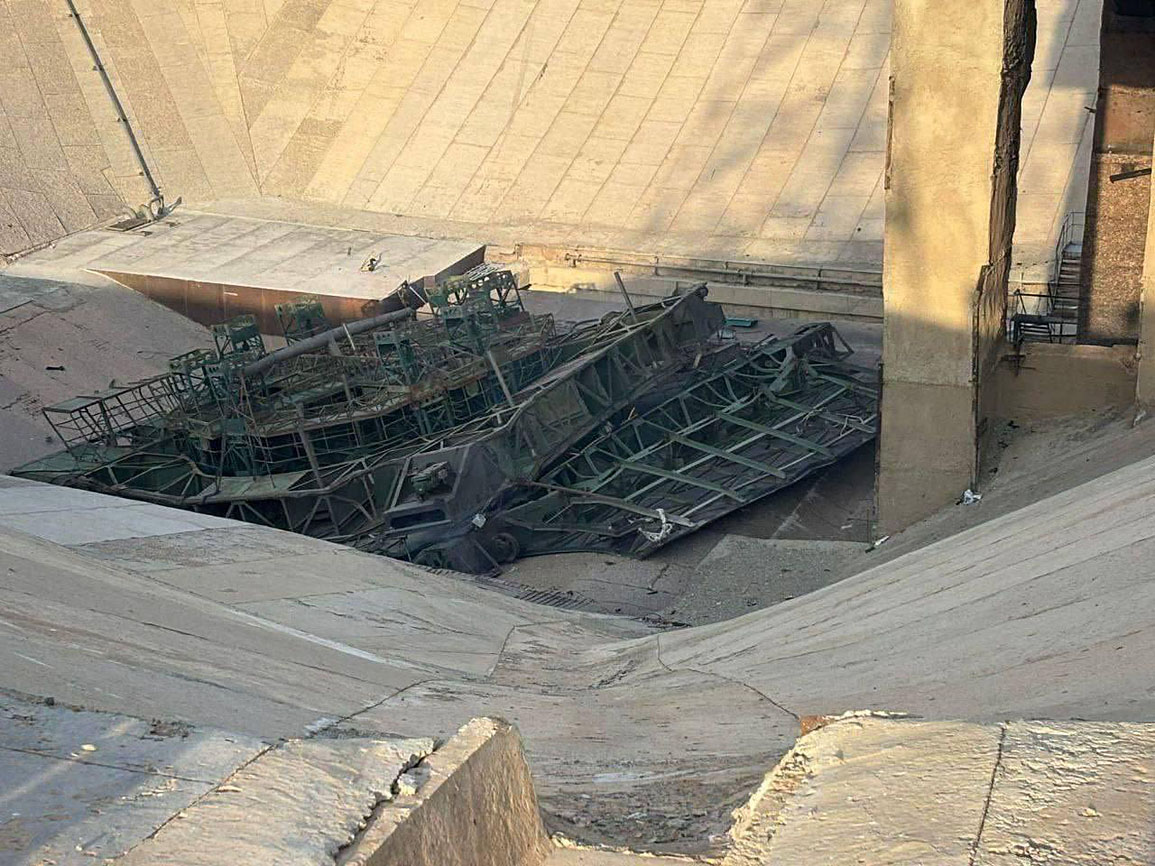 Die Servicekabine ist  aus ihrer Sicherung komplett herausgerissen und mit der Oberseite nach unten in den Kanal geschleudert worden