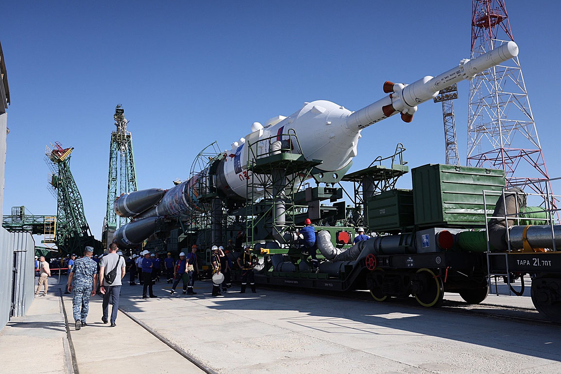 Sojus MS-29 auf dem Weg zur Startrampe