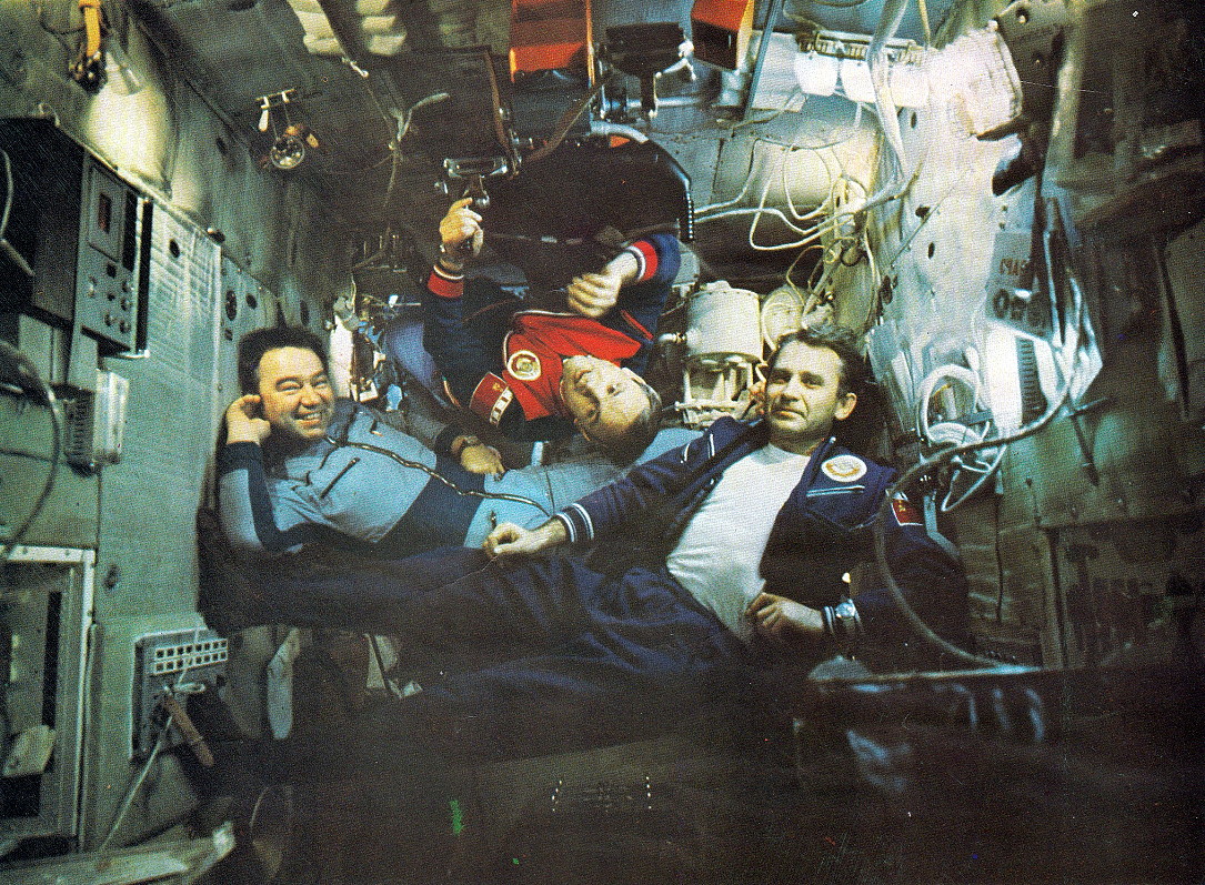 Crew Soyuz 27 onboard Salyuz 6
