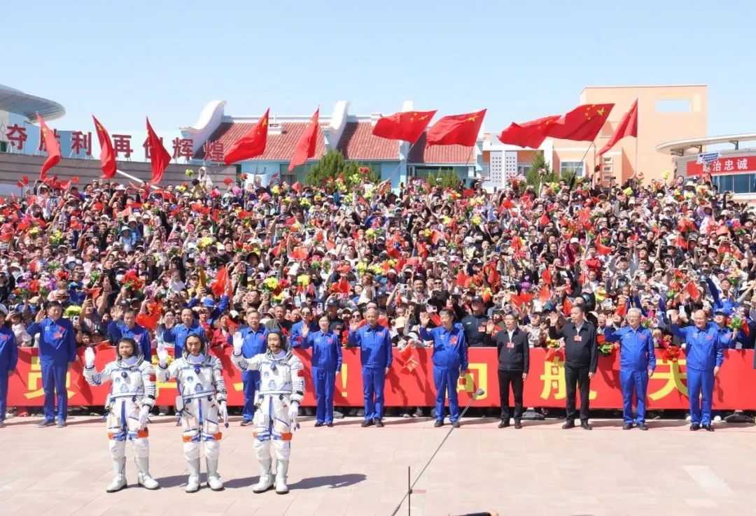 Crew Shenzhou-20 auf dem Weg zum Start