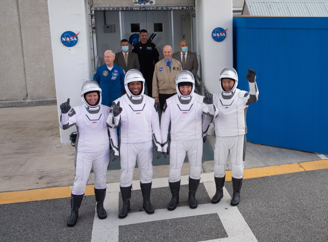 Mannschaft SpaceX Crew-1 auf dem Weg zum Start