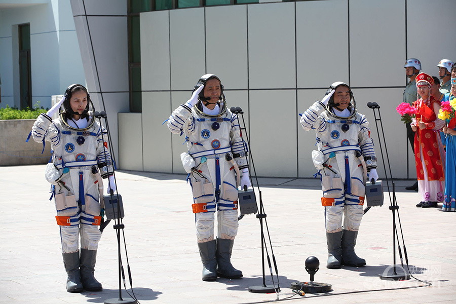 Crew Shenzhou X auf dem Weg zum Start