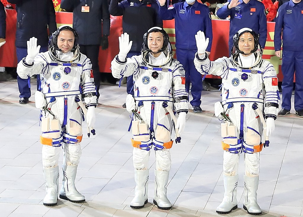 Shenzhou-15 walkout