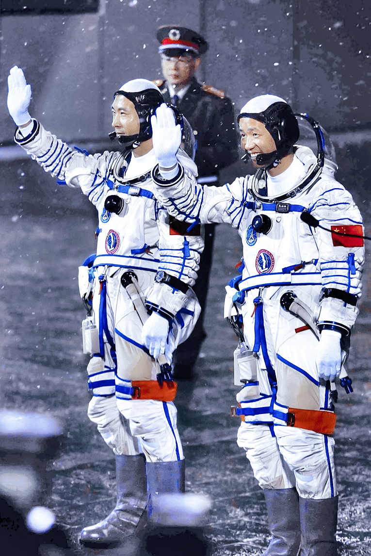 Crew Shenzhou-6 walkout