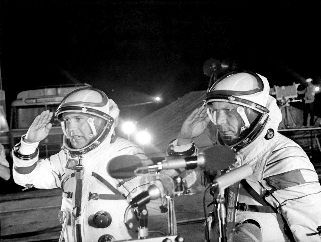 Crew Sojus 14 auf dem Weg zum Start