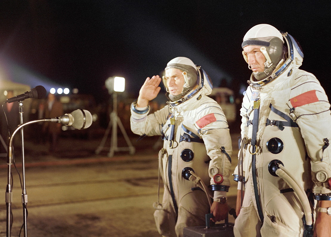 Crew Soyuz 25 walkout