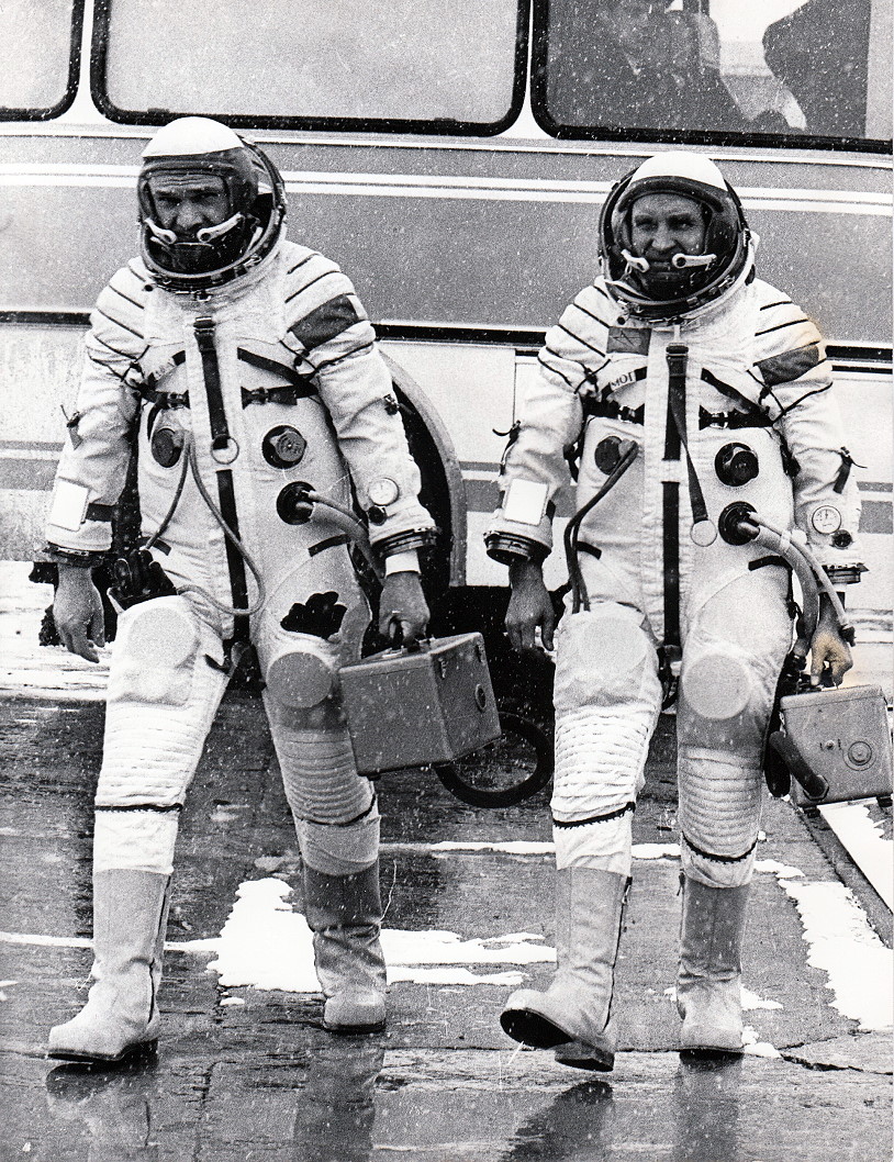 Crew Soyuz 27 walkout