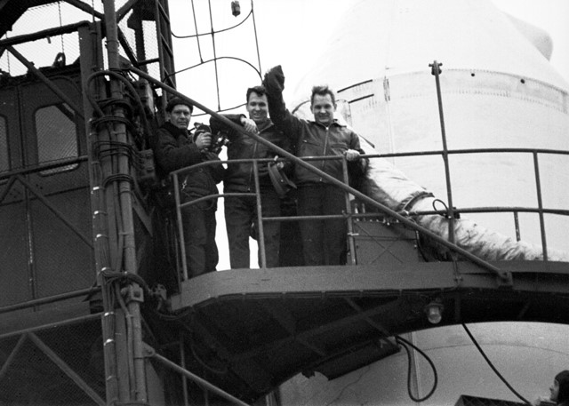 Crew Sojus 6 auf dem Weg zum Start