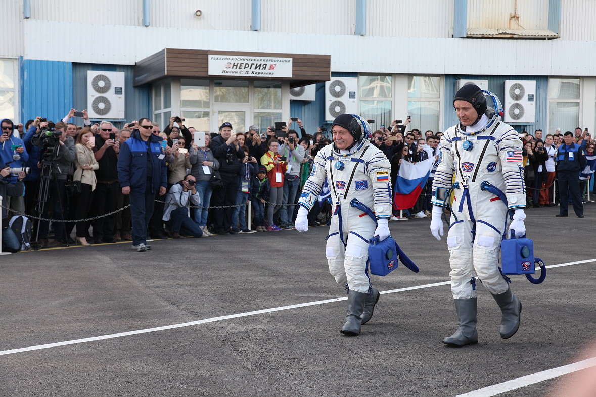 Crew Soyuz MS-04 walkout