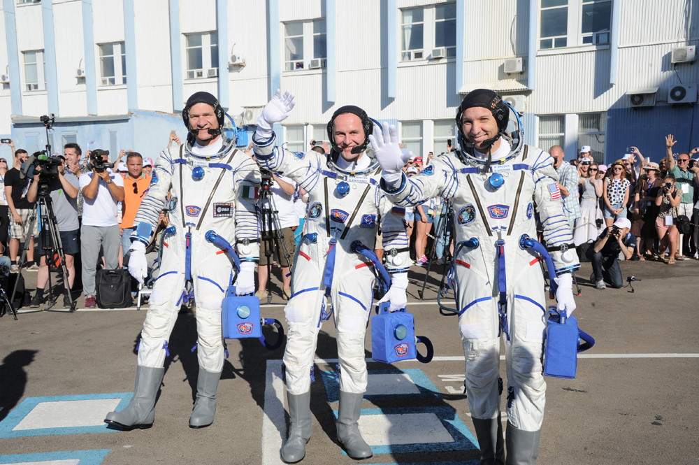 Crew Soyuz MS-05 walkout