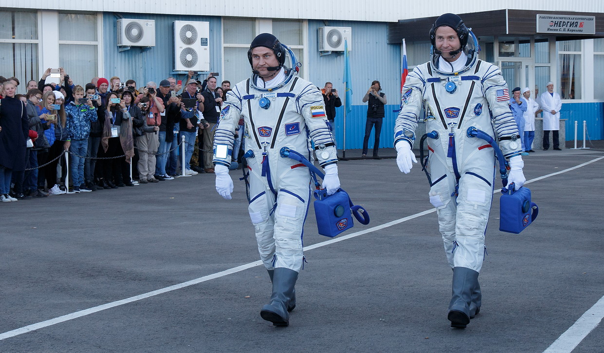 Crew Soyuz MS-10 walkout